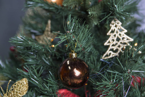 διακοσμημένο χριστουγεννιάτικο δέντρο σε φόντο γκρίζο τοίχο - Φωτογραφία, εικόνα
