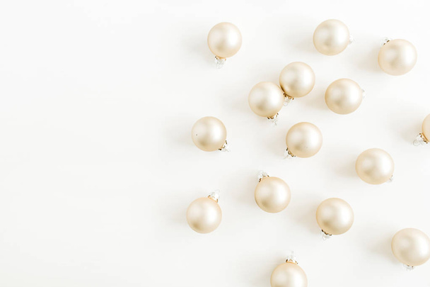 Christmas pattern with golden decoration balls on white background. Flat lay, top view. Blog hero header. - Foto, Imagem