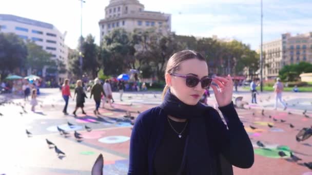 Mujer de negocios mirando a su alrededor y caminando en la plaza de la ciudad, concepto de turismo
 - Metraje, vídeo