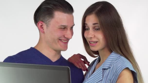 Szczęśliwa para razem przy użyciu laptopa, uśmiecha się radośnie - Materiał filmowy, wideo