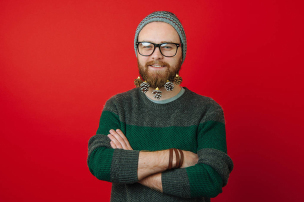 Retrato de un joven hipster con barba y brazos cruzados
 - Foto, Imagen