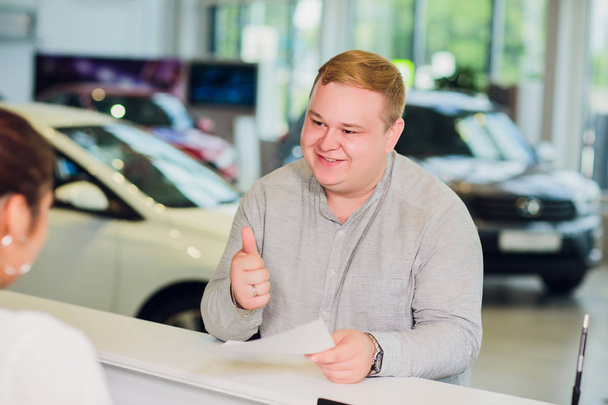 homme d'affaires prospère dans la concession automobile - vente de véhicules aux clients
 - Photo, image