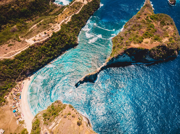 Paradijs strand met blauwe oceaan en het eiland in Nusa Penida. Luchtfoto drone weergave - Foto, afbeelding