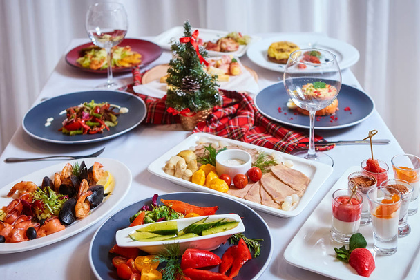 Served festive table with lots of food - Foto, Bild