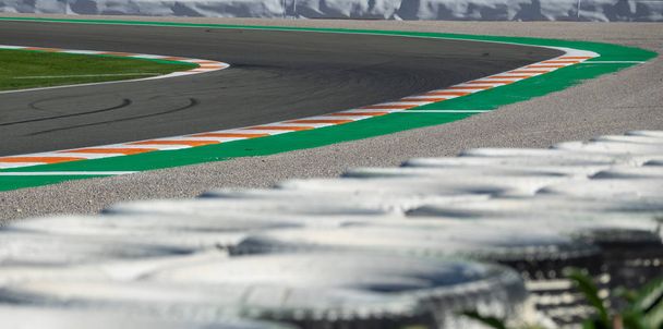 Крива траєкторії гонки з захисними шинами
 - Фото, зображення