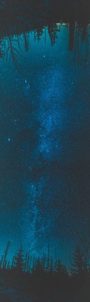 Samanyolu Galaksisi 'yle manzara. Yıldızlı gece gökyüzü.  - Fotoğraf, Görsel