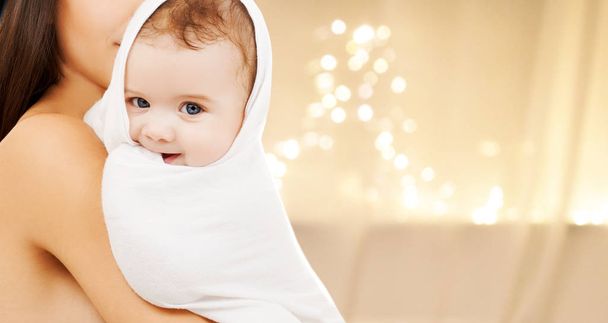 primer plano de la madre con el bebé sobre las luces de Navidad - Foto, imagen