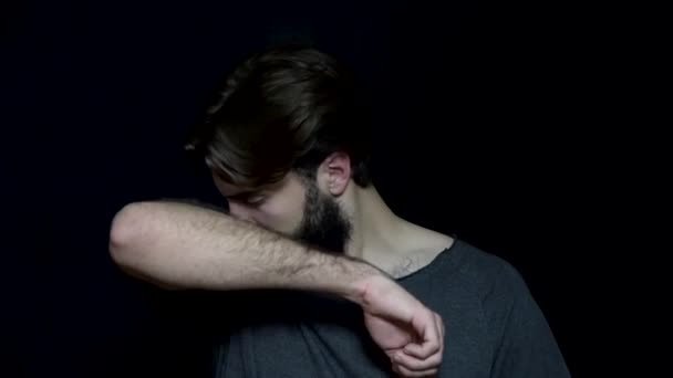 ひげを持つ男の汗の臭い。若い男は、脇の下の悪臭からうんざりです。不快なにおい、制汗剤の必要性 - 映像、動画