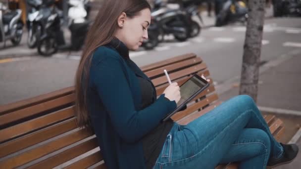 Tikje shot van een vrouw tekenen op digitale tablet met de stylus pencil - Video