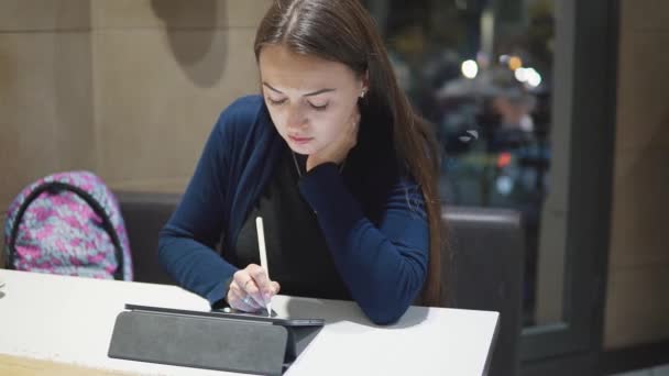 Tikje shot van een vrouw tekenen op digitale tablet met de stylus pencil - Video