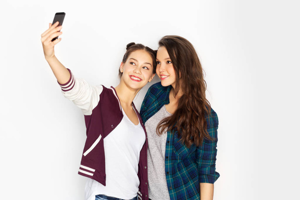 happy teenage girls taking selfie by smartphone - Foto, imagen