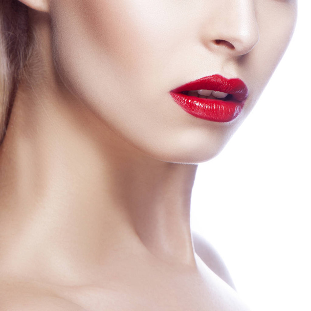 Μερική άποψη του πορτραίτο γυναίκας με μοντέρνα κόκκινα χείλη μακιγιάζ - Φωτογραφία, εικόνα