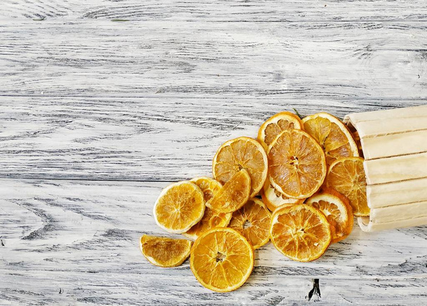 Asciugare le fette di arancia in una scatola di legno su uno sfondo vintage
. - Foto, immagini