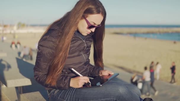 Повільний знімок жінки, що малює на цифровому планшеті зі стилусом олівцем
 - Кадри, відео
