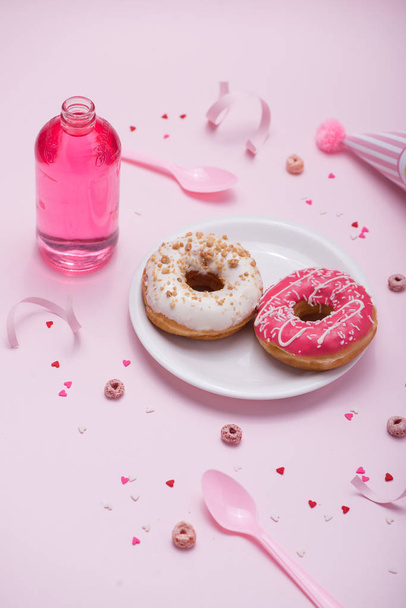 Fundo de aniversário brilhante com donuts e decorações
 - Foto, Imagem