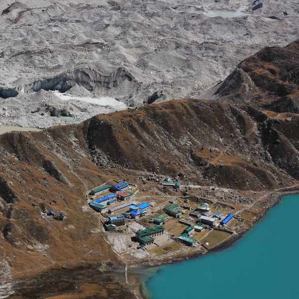 ΤΑΞΙΔΙΑ στο εθνικό πάρκο Έβερεστ, Νεπάλ. Ngozumpa παγετώνας και κρησφύγετο Gokyo. - Φωτογραφία, εικόνα