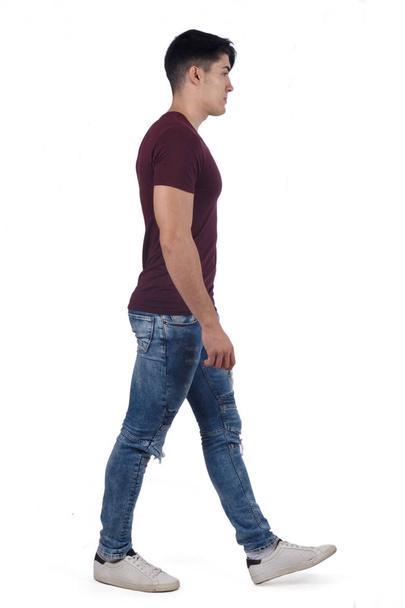 Προσωπογραφία άνδρα με τα πόδια σε λευκό φόντο - Φωτογραφία, εικόνα