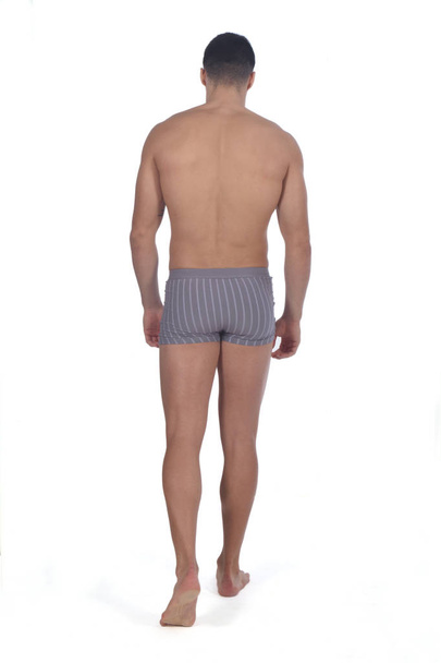 retrato completo de hombre desnudo de espalda
 - Foto, Imagen