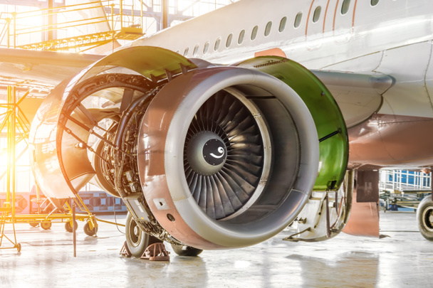 Открытая струя двигателя самолета капюшона на ремонте в ангаре
 - Фото, изображение
