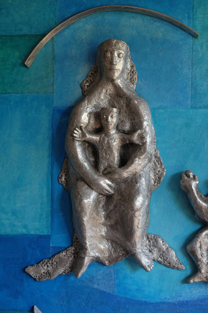 Jungfrau Maria mit Jesuskind, Anbetung des Dreikönigsreliefs von Maria Munz-Natterer im Erscheinungsbild der Herrnkirche in München-Blumenau - Foto, Bild