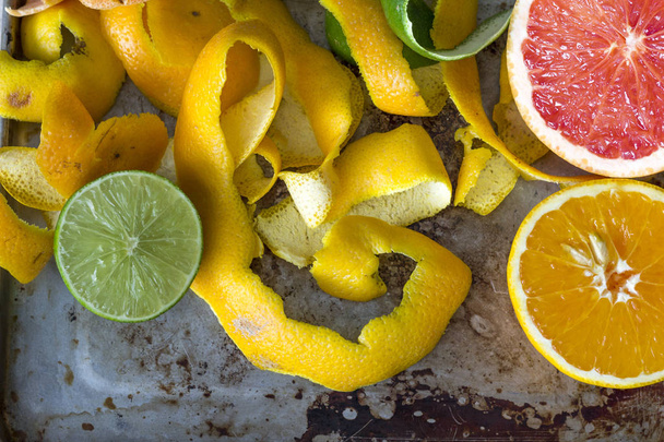 Cáscaras de cítricos, naranja, limón y pomelo para vitamina c y exfoliación
 - Foto, Imagen