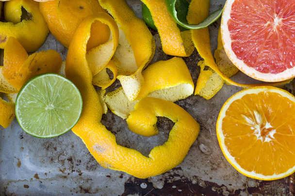 Φλούδες εσπεριδοειδών, πορτοκάλι, λεμόνι και γκρέιπφρουτ για βιταμίνη c και απολέπιση - Φωτογραφία, εικόνα