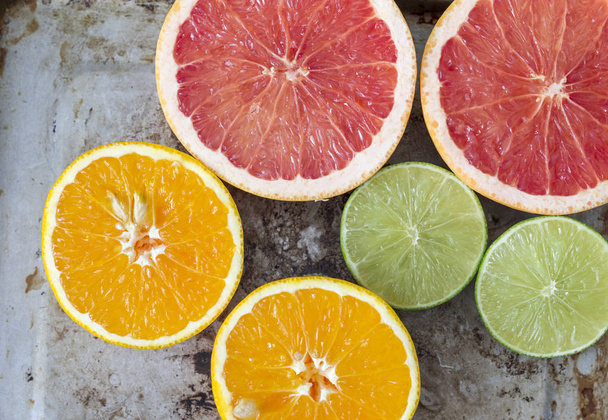 Φλούδες εσπεριδοειδών, πορτοκάλι, λεμόνι και γκρέιπφρουτ για βιταμίνη c και απολέπιση - Φωτογραφία, εικόνα