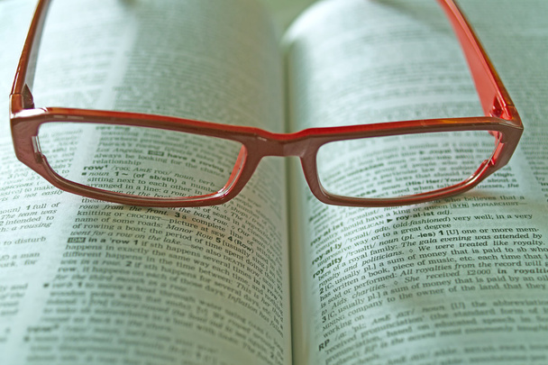 słownik i czytanie okulary - Zdjęcie, obraz