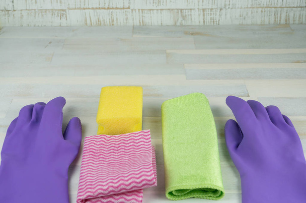 čištění zařízení s houbou a rukavice - Fotografie, Obrázek
