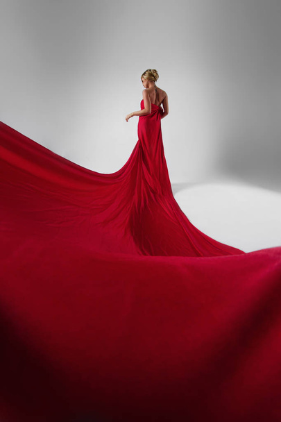 güzel kırmızı elbiseli sarışın kadın - Fotoğraf, Görsel