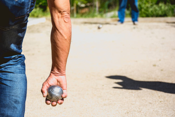 ανώτεροι άνθρωποι διατεθειμένοι να ρίξει την μπάλα Μπούλες σε ένα πάρκο στο παιχνίδι εξωτερικού χώρου - Φωτογραφία, εικόνα