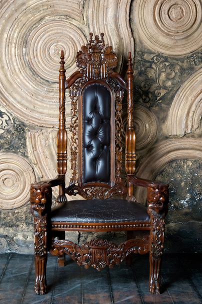 Fauteuil royal vintage sur fond de mur décoré fantaisie
 - Photo, image
