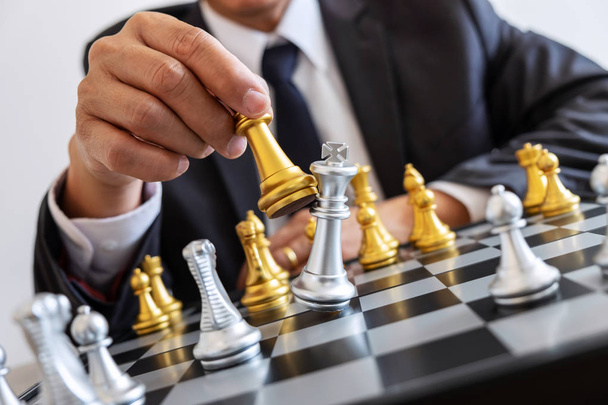Geschäftsmann Führung Schach spielen und denken Strategie Plan über Crash stürzen das gegnerische Team und Entwicklung analysieren für den Erfolg von Unternehmen. - Foto, Bild