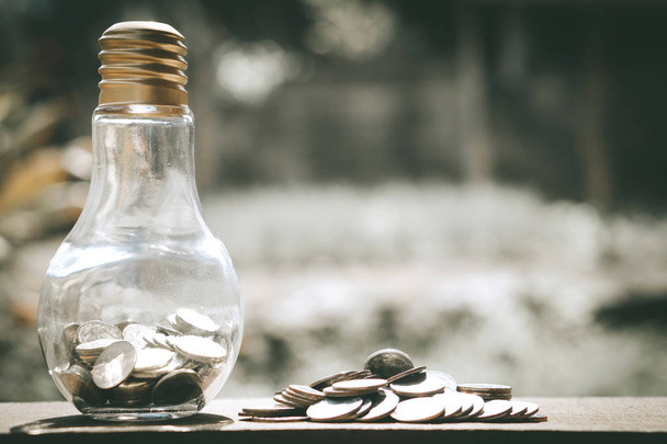 Coin stack per intensificare la crescita del business a profitto e risparmio con bottiglia di vetro banca
. - Foto, immagini