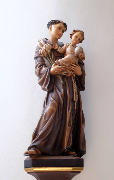 heilige anthony von padua, statue in der martinskirche in unteressendorf, deutschland - Foto, Bild