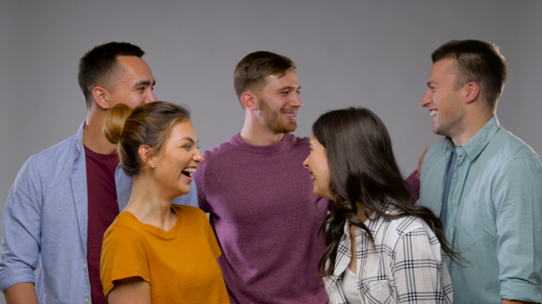 grupo de felices amigos sonrientes sobre gris
 - Metraje, vídeo