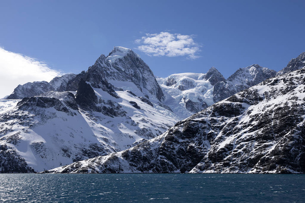 Kilátással a látványos Drygalski Fjord hóval borított hegyek Déli-Georgia-szigeten, a déli-Atlanti-óceán sziget, Antarktisz - Fotó, kép