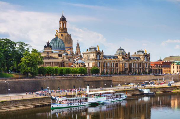 Panorama de Dresde avec la terrasse Bruhl (dite Balcon de l'Europe), l'église Notre-Dame et l'Elbe, Dresde, Saxe, Allemagne
 - Photo, image