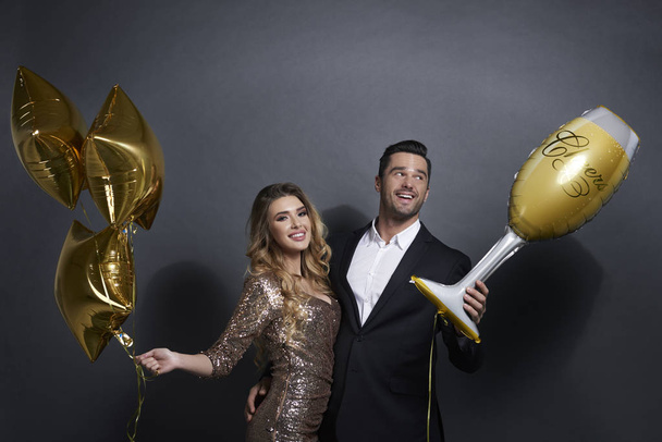 Ευτυχισμένο ζευγάρι με μπαλόνια γιορτάζει στο studio που γυρίστηκε  - Φωτογραφία, εικόνα