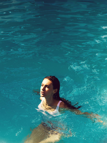 pretty sexy woman in swimming pool - Foto, Bild
