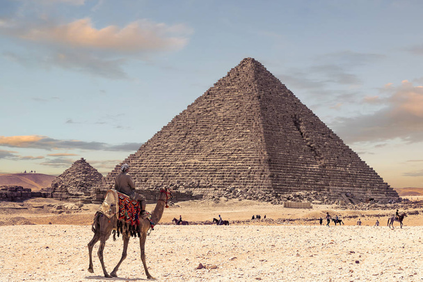 die pyramide menkaure bei untergang, ist die kleinste der drei wichtigsten pyramiden von giza, auf dem giza plateau am südwestlichen rand von kairo, ägypten. - Foto, Bild
