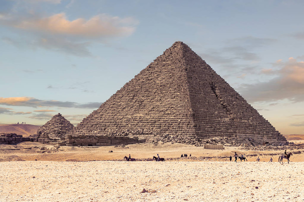 Menkaureova pyramida při západu slunce, je nejmenší ze tří hlavních pyramid v Gíze, nachází na Giza Plateau v jihozápadním okraji Káhira, Egypt. - Fotografie, Obrázek