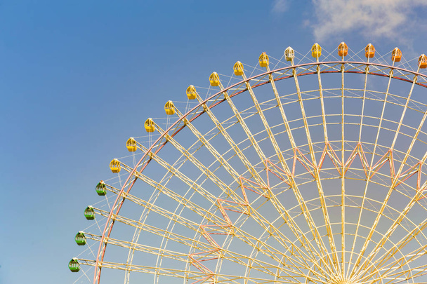 Голубое небо с гигантским колесом обозрения в парке развлечений
 - Фото, изображение