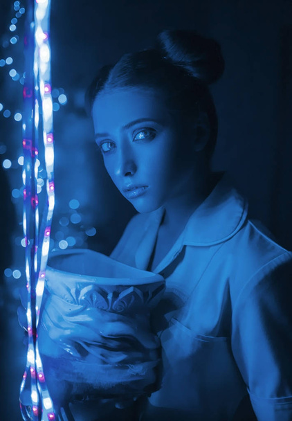 Mavi çelenk arasında bir kız portresi - Fotoğraf, Görsel