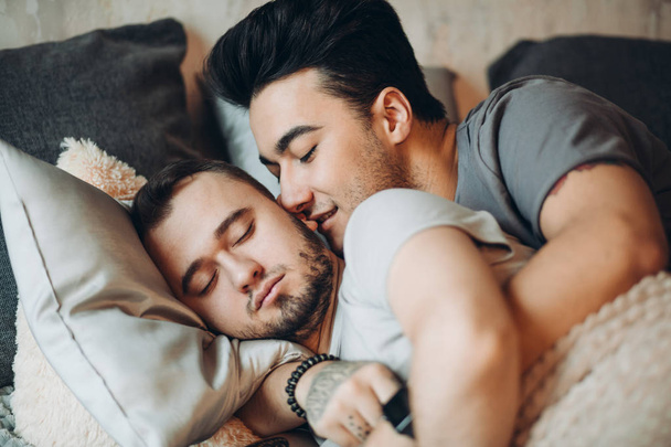Pozitivní potěšený netradiční pár spí spolu - Fotografie, Obrázek