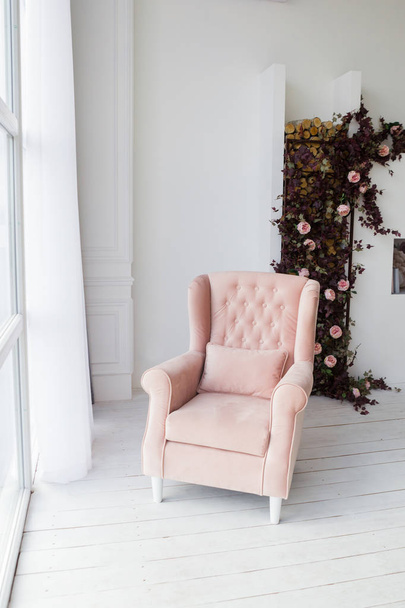 Rózsaszín fotel, nappali, otthoni beltéri. A nappali világos színekkel, otthon belső design fotó. - Fotó, kép