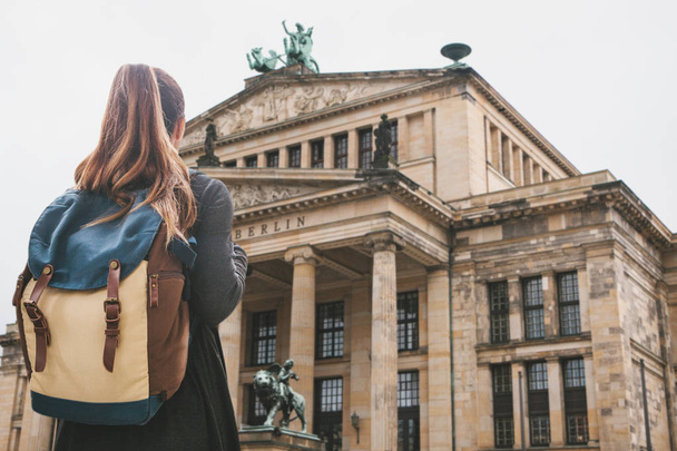 Туристка с рюкзаком смотрит на достопримечательности Берлина
. - Фото, изображение