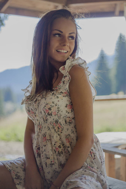 belle jeune femme en robe d'été assise sur la table en alcôve sur la nature
 - Photo, image