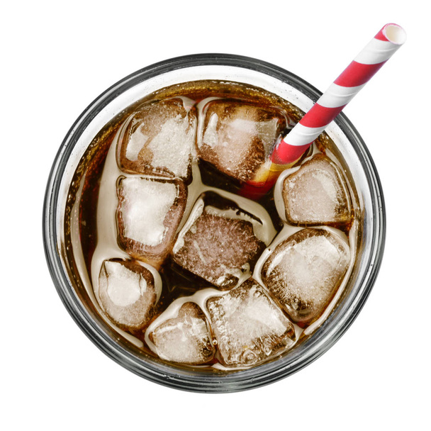 Coca Cola fresca en vidrio, vista superior o de ángulo alto Coca Cola con hielo y paja para beber, aislada sobre fondo blanco
. - Foto, Imagen