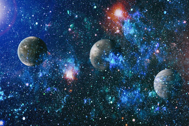 爆発超新星だ。明るい星の星雲。遠くの銀河。抽象的なイメージ。NASAによって提供されたこの画像の要素. - 写真・画像